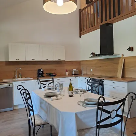 Maison Vue Sur En Moyenne Montagne *
