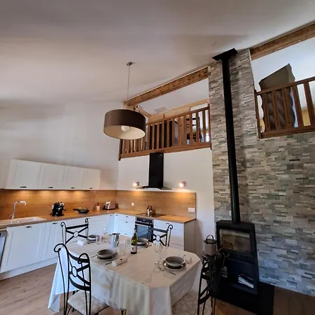 Maison Vue Sur En Moyenne Montagne *